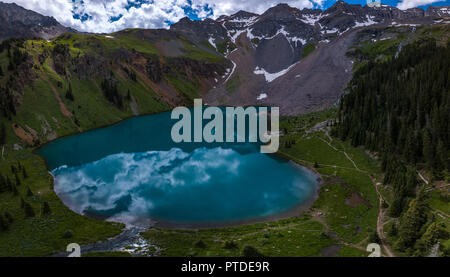 Luftaufnahme der Blaue See in der Nähe von Fethiye Colorado mit Berg Sneffels, Dallas Peak und Gilpin Peak im Hintergrund USA Landschaft Stockfoto