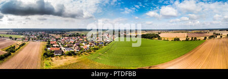 Luftaufnahme von einem kleinen Dorf in Norddeutschland mit großen Ackerflächen am Rande des Dorfes. Panorama in hoher Auflösung Stockfoto