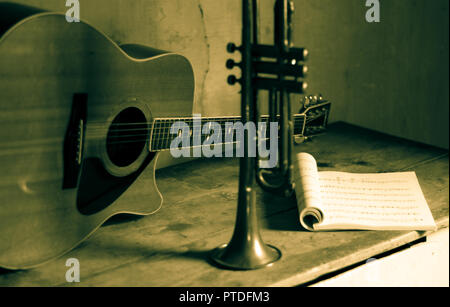 Die Vorbereitung auf und spielen die Musik, die bei einem Konzert im Rampenlicht Stockfoto