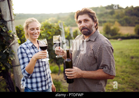 Wein Touristen Weinproben im Weinberg und lächelnd Stockfoto