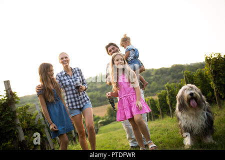 Glücklich Winzer Familie Wandern im Weinberg Stockfoto