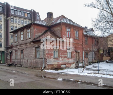 Rundown Holz- altes Haus in Riga im Winter mehr gesehen. Stockfoto