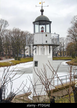 Leuchtfeuer am Fluss Daugava in Riga, der Hauptstadt Lettlands im Winter Stockfoto