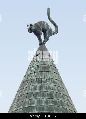 Katze Skulptur auf einem Dach in Riga, der Hauptstadt Lettlands gesehen Stockfoto