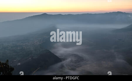 Ein Ziel für den Tourismus zu Indonesien. Sonnenaufgang am Cemoro Lawang Dorf auf dem Bromo Mount Bromo Tengger Semeru National Park, Ost Java, Indones Stockfoto