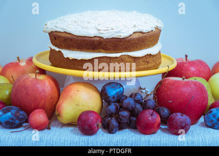 Tabletop Anordnung von rustikalen vegan Layer Cake mit Herbst Obst Stockfoto