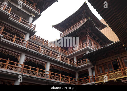 Shanghai, China, 22.Juni 2018: Das Innere des Jing'an Tempel in Shanghai. Ein Ziel des Tourismus. Die chinesischen Schriftzeichen auf dem Board über den Stockfoto