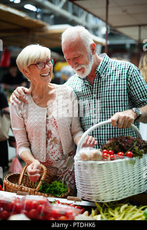 Senior Familie Paar Auswahl bio Lebensmittel Obst und Gemüse auf dem Markt beim wöchentlichen Einkauf Stockfoto