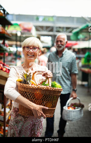 Senior shopping Paar mit Korb auf dem Markt. Gesunde Ernährung. Stockfoto