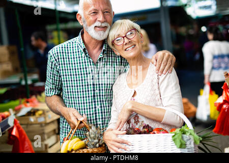 Lächelnd senior Paar kaufen Gemüse und merket Stockfoto