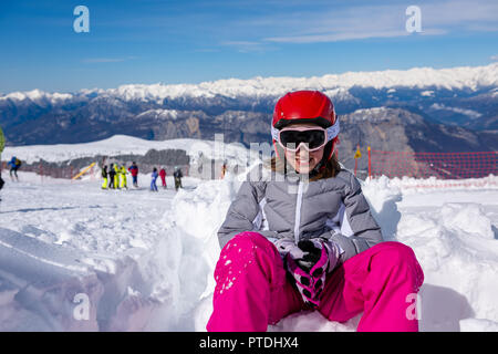 Kleines Mädchen auf den Spuren im Schnee spielen Stockfoto