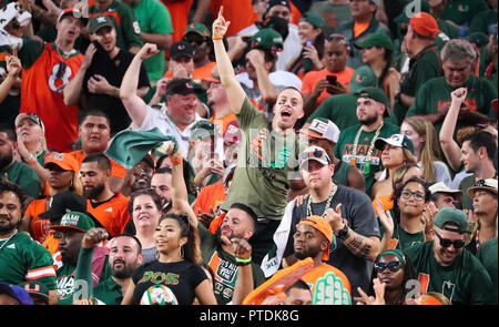 Miami Gardens, Florida, USA. 06 Okt, 2018. Die Miami Hurricanes Fans feiern während der College Football Spiel zwischen der Florida State Seminoles und die Miami Hurrikane im Hard Rock Stadion in Miami Gardens, Florida. Die Hurrikane gewann 28-27. Mario Houben/CSM/Alamy leben Nachrichten Stockfoto