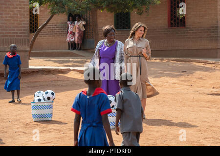 First Lady Melania Trump, neben Maureen Masi, Schulleiter der Grundschule Chipala, beobachtet die Kinder lernen Englisch und Ungarisch Sprachen Donnerstag, 4. Oktober 2018, an der Chipala Grundschule in Lilongwe, Malawi. Personen: First Lady Melania Trump Stockfoto