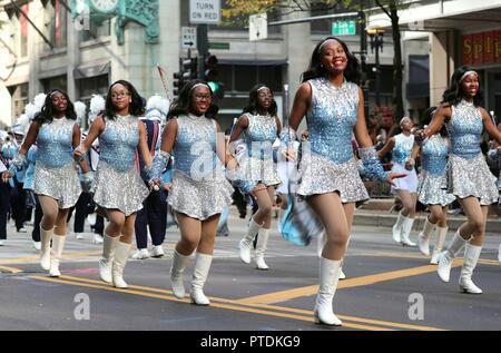 Chicago, USA. 8. Oktober, 2018. Tänzer nehmen an der Columbus Day Parade auf der State Street in Chicago, USA, am 8. Oktober, 2018. Tausende von Menschen in der Feier der italienischen amerikanischen Kultur und Erbe hier am Montag beteiligt. Credit: Wang Ping/Xinhua/Alamy leben Nachrichten Stockfoto