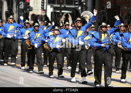 Chicago, USA. 8. Oktober, 2018. Eine Band nimmt an der Columbus Day Parade auf der State Street in Chicago, USA, am 8. Oktober, 2018. Tausende von Menschen in der Feier der italienischen amerikanischen Kultur und Erbe hier am Montag beteiligt. Credit: Wang Ping/Xinhua/Alamy leben Nachrichten Stockfoto