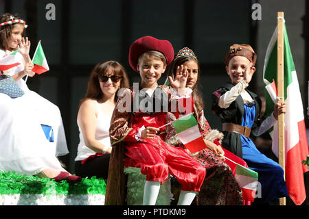 Chicago, USA. 8. Oktober, 2018. Kinder wave, die Zuschauer an der Columbus Day Parade auf der State Street in Chicago, USA, am 8. Oktober, 2018. Tausende von Menschen in der Feier der italienischen amerikanischen Kultur und Erbe hier am Montag beteiligt. Credit: Wang Ping/Xinhua/Alamy leben Nachrichten Stockfoto