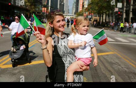 Chicago, USA. 8. Oktober, 2018. Menschen nehmen an der Columbus Day Parade auf der State Street in Chicago, USA, am 8. Oktober, 2018. Tausende von Menschen in der Feier der italienischen amerikanischen Kultur und Erbe hier am Montag beteiligt. Credit: Wang Ping/Xinhua/Alamy leben Nachrichten Stockfoto