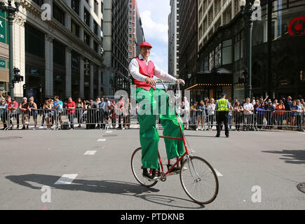 Chicago, USA. 8. Oktober, 2018. Ein Mann reitet ein spezielles Fahrrad am Columbus Day Parade auf der State Street in Chicago, USA, am 8. Oktober, 2018. Tausende von Menschen in der Feier der italienischen amerikanischen Kultur und Erbe hier am Montag beteiligt. Credit: Wang Ping/Xinhua/Alamy leben Nachrichten Stockfoto