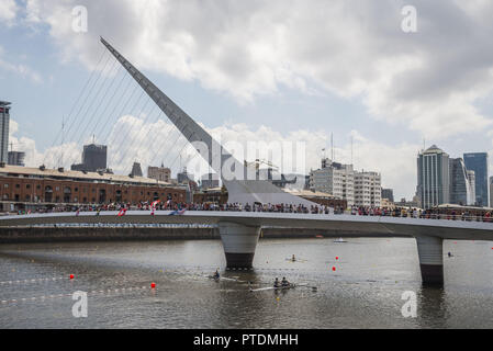 Stadt Buenos Aires, Buenos Aires, Argentinien. 8. Oktober, 2018. Sport. Stadt Buenos Aires, Argentinien, 8. Oktober 2018. - Öffentliche verschiedener Länder wath der Rowboat Competition an Frauen Brücke an Tag zwei von Buenos Aires 2018 Youth Olympic Games im Stadtpark am 8. Oktober 2018 in Buenos Aires, Argentinien. Credit: Julieta Ferrario/ZUMA Draht/Alamy leben Nachrichten Stockfoto