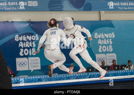 Stadt Buenos Aires, Buenos Aires, Argentinien. 8. Oktober, 2018. Sport. Stadt Buenos Aires, Argentinien, 8. Oktober 2018. - KAYLIN SÜNDE YAN HSIEH von Hongkong, China, konkurriert mit KATERYNA CHORNIY der Ukraine im Finale in der Fechten Frauen Ã‰pée Einzelnen an Tag zwei von Buenos Aires 2018 Youth Olympic Games Youth Olympic Park am 8. Oktober 2018 in Buenos Aires, Argentinien. Credit: Julieta Ferrario/ZUMA Draht/Alamy leben Nachrichten Stockfoto
