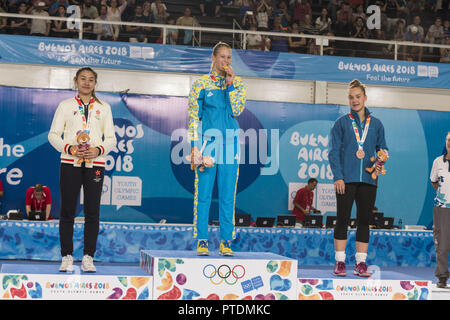 Stadt Buenos Aires, Buenos Aires, Argentinien. 8. Oktober, 2018. SPORT. Stadt Buenos Aires, Argentinien - 2018, 8. Oktober (L-R) Silbermedaillengewinner KAYLIN SÜNDE YAN HSIEH von Hongkong, China, Gold medallist KATERYNA CHORNIY der Ukraine und Bronze Medaillenträger AXELLE WASIAK von Belgien auf dem Podium feiern nach dem Fechten Frauen Ã‰pée Einzelnen an Tag zwei von Buenos Aires 2018 Youth Olympic Games bei Yputh Olympic Park am 8. Oktober 2018 in Buenos Aires, Argentinien. Credit: Julieta Ferrario/ZUMA Draht/Alamy leben Nachrichten Stockfoto