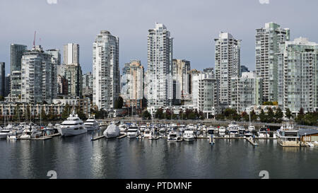 Vancouver, British Columbia, Kanada. 3. Okt, 2018. Hohe condominium Türme entlang der Küste von Vancouver's False Creek Wasserstraße in der Innenstadt von der Stadt kern voll. Credit: bayne Stanley/ZUMA Draht/Alamy leben Nachrichten Stockfoto