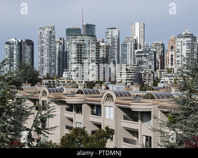 Vancouver, British Columbia, Kanada. 3. Okt, 2018. Hohe condominium Türme entlang der Küste von Vancouver's False Creek Wasserstraße in der Innenstadt von der Stadt kern voll. Credit: bayne Stanley/ZUMA Draht/Alamy leben Nachrichten Stockfoto