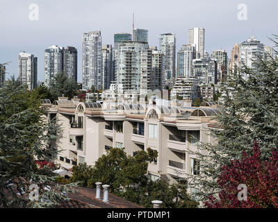 Vancouver, British Columbia, Kanada. 3. Okt, 2018. Hohe condominium Türme entlang der Küste von Vancouver's False Creek Wasserstraße in der Innenstadt von der Stadt kern voll. Credit: bayne Stanley/ZUMA Draht/Alamy leben Nachrichten Stockfoto