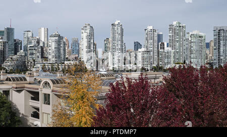 Vancouver, British Columbia, Kanada. 3. Okt, 2018. Hohe condominium Türme entlang der Küste von Vancouver's False Creek Wasserstraße in der Innenstadt von der Stadt kern voll. Credit: bayne Stanley/ZUMA Draht/Alamy leben Nachrichten Stockfoto