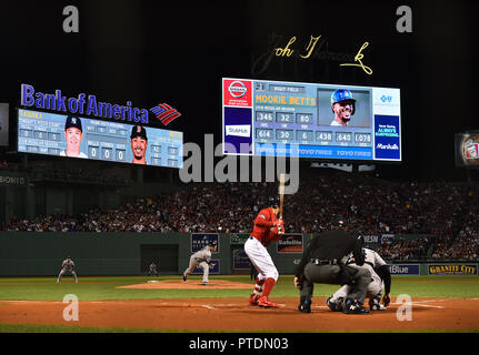 New York Yankees Krug Masahiro Tanaka liefert eine Tonhöhe zu Boston Red Sox Mookie Betts während Spiel 2 der Major League Baseball American League Division Series am Fenway Park in Boston, Massachusetts, United States, 6. Oktober 2018. Quelle: LBA/Alamy leben Nachrichten Stockfoto