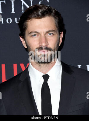 Hollywood, CA, USA. 8. Oktober, 2018. 08. Oktober 2018 - Hollywood, Kalifornien - Michiel Huisman. "Die EINDRINGLICHE von Hill House" Los Angeles Premiere am Arclight Hollywood. Photo Credit: Birdie Thompson/AdMedia Credit: Birdie Thompson/AdMedia/ZUMA Draht/Alamy leben Nachrichten Stockfoto