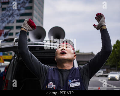 Seoul, Europa, Deutschland, Baden-Württemberg, Südkorea. 9. Okt., 2018. Ein Samsung Arbeitnehmer beteiligt sich an einer Union März durch Seoul. Hunderte von Samsung Arbeiter marschierten durch zentrale Seoul Dienstag die Aufmerksamkeit auf den arbeitsrechtlichen Fragen des Unternehmens, in dem die Werktätigen für joinging Gewerkschaften, Vergeltungsmaßnahmen gegen die Arbeit Veranstalter und Profiling Potenziale", "Störer", die dachten, sind wahrscheinlich zu organisieren. Credit: ZUMA Press, Inc./Alamy leben Nachrichten Stockfoto