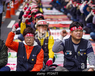 Seoul, Europa, Deutschland, Baden-Württemberg, Südkorea. 9. Okt., 2018. Samsung Arbeitnehmer Gesang, bevor eine im März in Seoul. Hunderte von Samsung Arbeiter marschierten durch zentrale Seoul Dienstag die Aufmerksamkeit auf den arbeitsrechtlichen Fragen des Unternehmens, in dem die Werktätigen für joinging Gewerkschaften, Vergeltungsmaßnahmen gegen die Arbeit Veranstalter und Profiling Potenziale", "Störer", die dachten, sind wahrscheinlich zu organisieren. Credit: ZUMA Press, Inc./Alamy leben Nachrichten Stockfoto