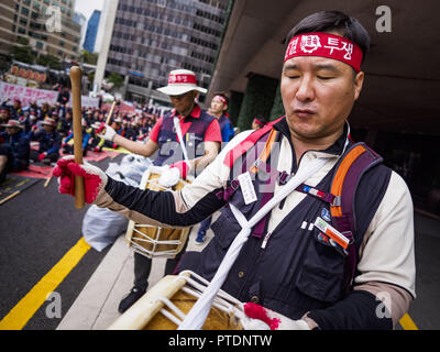 Seoul, Europa, Deutschland, Baden-Württemberg, Südkorea. 9. Okt., 2018. Samsung Arbeitnehmer bang Schlagzeug während einer Union Protest in Seoul. Hunderte von Samsung Arbeiter marschierten durch zentrale Seoul Dienstag die Aufmerksamkeit auf den arbeitsrechtlichen Fragen des Unternehmens, in dem die Werktätigen für joinging Gewerkschaften, Vergeltungsmaßnahmen gegen die Arbeit Veranstalter und Profiling Potenziale", "Störer", die dachten, sind wahrscheinlich zu organisieren. Credit: ZUMA Press, Inc./Alamy leben Nachrichten Stockfoto