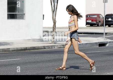 Margaret Qualley ist der Satz 'Once Upon a Time in Hollywood" auf der Burbank Boulevard am 6. Oktober in Burbank, Kalifornien 2018 gesehen. | Verwendung weltweit Stockfoto