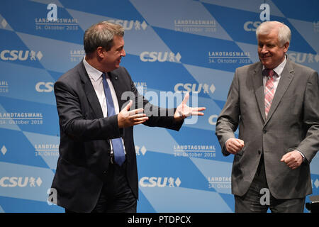 V. RE: Horst Seehofer (CSU-Vorsitzende), Markus Soeder (Ministerpraesident Bayern) Geste, CSU-Kampagne mit Markus Soeder (bayerische Ministerpraesident) und Horst Seehofer (CSU-Vorsitzende) am 08.10.2018 in Ingolstadt | Verwendung weltweit Stockfoto