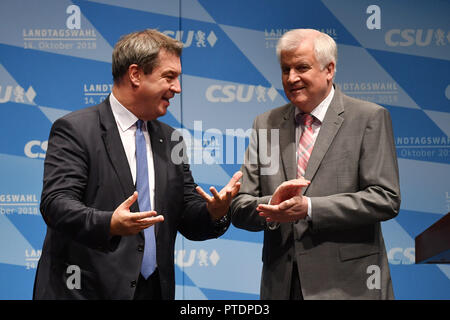 V. RE: Horst Seehofer (CSU-Vorsitzende), Markus Soeder (Ministerpraesident Bayern) Geste, CSU-Kampagne mit Markus Soeder (bayerische Ministerpraesident) und Horst Seehofer (CSU-Vorsitzende) am 08.10.2018 in Ingolstadt | Verwendung weltweit Stockfoto