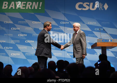 V. li: Markus Soeder (Ministerpraesident Bayern), Horst Seehofer (CSU-Vorsitzender) Schiefer Hände, Handshake auf der Bühne. CSU-Kampagne mit Markus Soeder (Ministerpräsident von Bayern) und Horst Seehofer (CSU-Vorsitzende) am 08.10.2018 in Ingolstadt | Verwendung weltweit Stockfoto