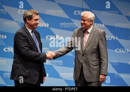 V. li: Markus Soeder (Ministerpraesident Bayern), Horst Seehofer (CSU-Vorsitzender) Schiefer Hände, Handshake auf der Bühne. CSU-Kampagne mit Markus Soeder (Ministerpräsident von Bayern) und Horst Seehofer (CSU-Vorsitzende) am 08.10.2018 in Ingolstadt | Verwendung weltweit Stockfoto