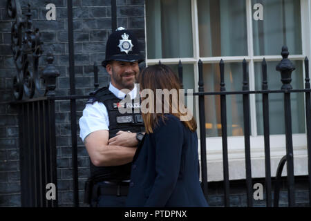 London, UK, 9. Oktober 2018, Minister für Einwanderung, die Rt Hon Caroline Nokes MP spricht mit einem lächelnden Polizisten, als sie nach der Kabinettssitzung in 10 Downing Street, London. Credit eintrifft: Keith Larby/Alamy leben Nachrichten Stockfoto