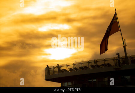 Passagiere Blick vom oberen Deck der Königin Elizabeth Kreuzfahrtschiff Cunard Line bei Sonnenaufgang. Stockfoto