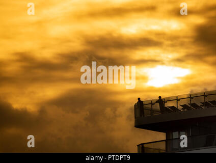 Passagiere Blick vom oberen Deck der Königin Elizabeth Kreuzfahrtschiff Cunard Line bei Sonnenaufgang. Stockfoto