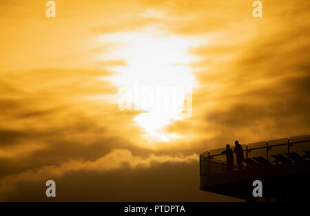 Passagiere Blick vom oberen Deck der Königin Elizabeth Kreuzfahrtschiff Cunard Line bei Sonnenaufgang. Stockfoto