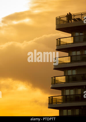 Passagiere Blick vom oberen Deck der Königin Elizabeth Kreuzfahrtschiff Cunard Line bei Sonnenaufgang. Stockfoto