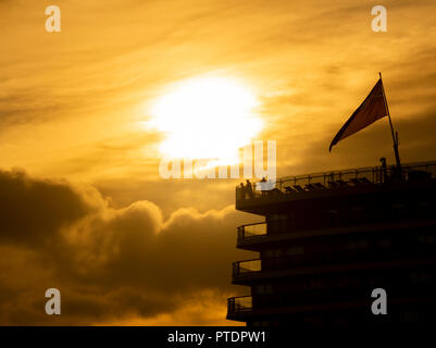 Passagiere Blick vom oberen Deck der Königin Elizabeth Kreuzfahrtschiff Cunard Line bei Sonnenaufgang. Stockfoto