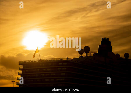 Passagiere Blick vom oberen Deck der Königin Elizabeth Kreuzfahrtschiff Cunard Line bei Sonnenaufgang. Stockfoto