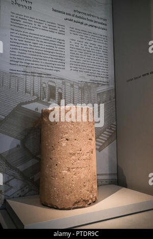 Jerusalem, Israel. 9. Oktober, 2018. Eine 2.000 Jahre alte Stein Spalte Trommel, die Periode des Zweiten Tempels (1. Jahrhundert), um die Zeit der Herrschaft des Herodes des Großen, früher im Jahr 2018 ausgegraben bei Ausgrabungen unterwegs in der Nähe von Binyanei HaUma, Internationale Jerusalems Convention Center, trägt eine gravierte Aramic Aufschrift "Hananja, der Sohn Dudolos von Jerusalem". Credit: Nir Alon/Alamy leben Nachrichten Stockfoto