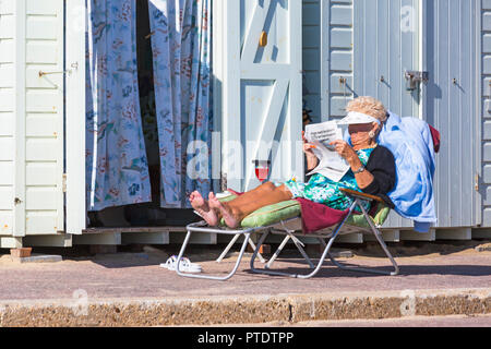 Bournemouth, Dorset, Großbritannien. 9. Okt., 2018. UK Wetter: Ungebrochen blauen Himmel und warmen Sonnenschein, die Temperaturen steigen und die Besucher gehen auf das Meer die Sonne und den Indian Summer zu genießen. Credit: Carolyn Jenkins/Alamy Live NewsCredit: Carolyn Jenkins/Alamy leben Nachrichten Stockfoto