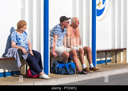 Bournemouth, Dorset, Großbritannien. 9. Okt. 2018. UK Wetter: Ungebrochen blauen Himmel und warmen Sonnenschein, die Temperaturen steigen und die Besucher gehen auf das Meer die Sonne und den Indian Summer zu genießen. Credit: Carolyn Jenkins/Alamy leben Nachrichten Stockfoto