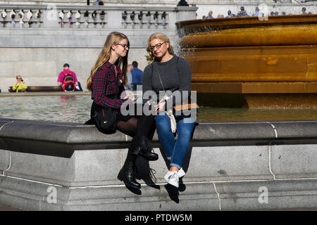 Trafalgar Square. London, Großbritannien. 9. Okt., 2018. Die Menschen genießen eine herbstliche Sonnenschein in Trafalgar Square an einem warmen Oktober Tag wie die Temperatur im Südosten 19 Grad Celsius. Oktober ist wahrscheinlich der heißeste Monat in 7 Jahren zu sein, wie der indische Sommer in die Hauptstadt zurück. Credit: Dinendra Haria/Alamy leben Nachrichten Stockfoto